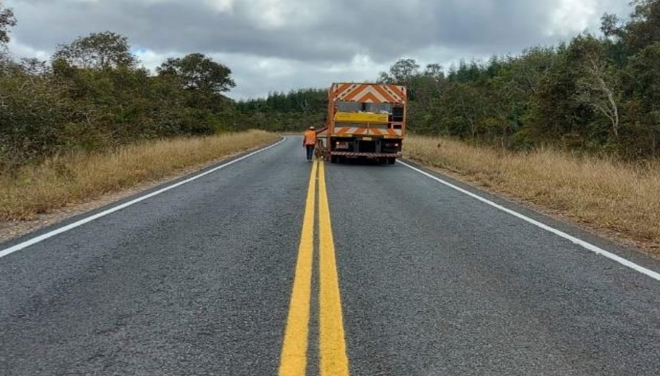 Caminhão de serviços públicos em estrada de terra de Minas Gerais, simbolizando atividades operacionais municipais