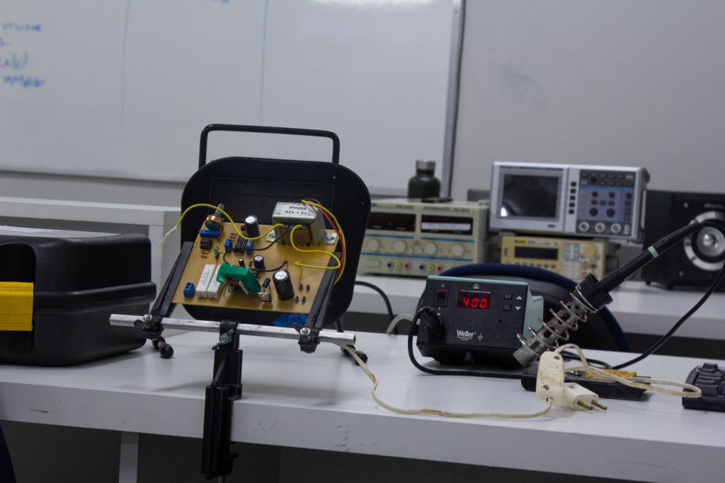 Laboratório com bancadas e instrumentos de medida, ambiente típico de ensino de eletrônica