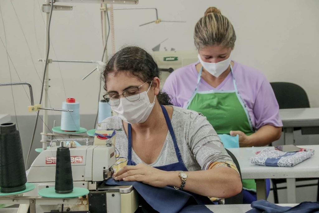Trabalho têxtil em linha de produção