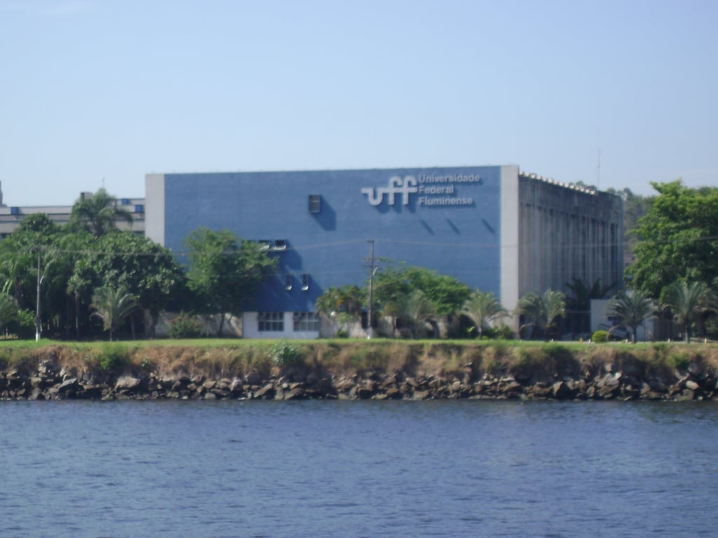 Campus da UFF no Gragoatá, com prédios acadêmicos e a Baía de Guanabara ao fundo