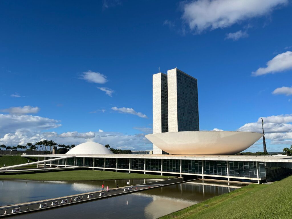 Vista aérea de Brasília com o Congresso Nacional e a Esplanada dos Ministérios ao fundo