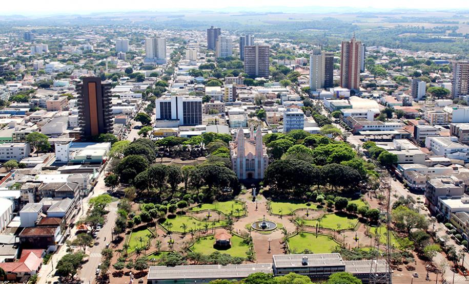 Vista aérea de cidade do interior, com áreas verdes e centro urbano ao fundo