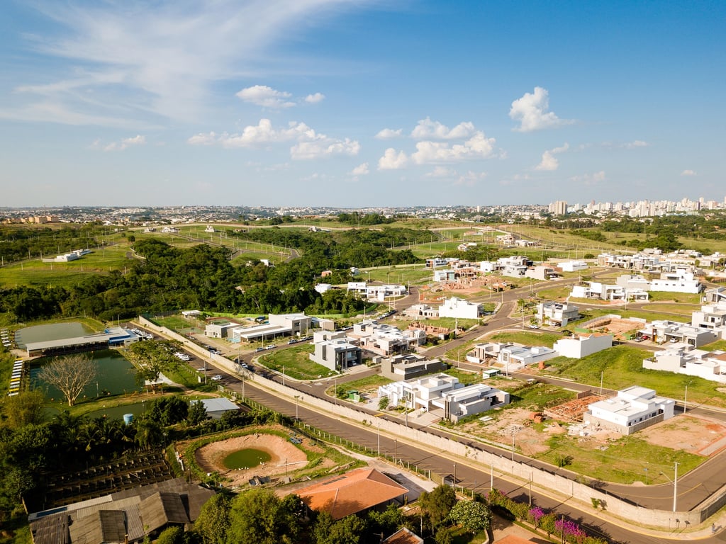 Vista aérea de cidade do interior paulista, com áreas verdes e casario baixo
