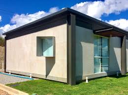 Imagem ilustrativa de campus de instituto federal: prédio moderno, gramado e céu aberto