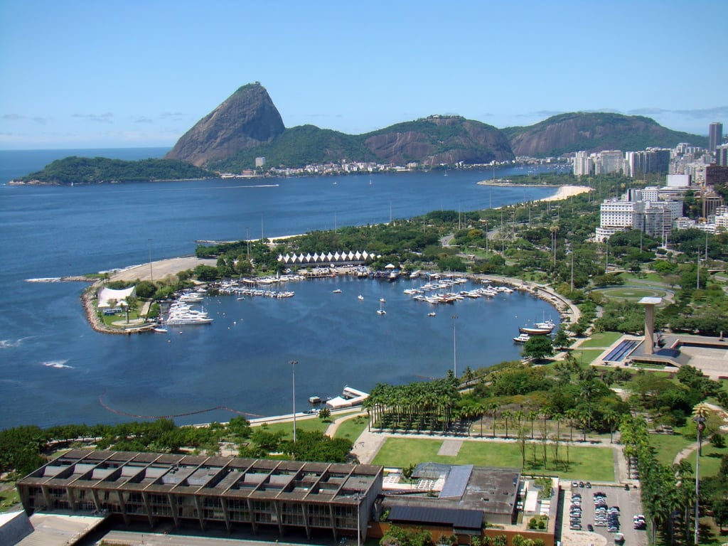 Vista da Baía de Guanabara com elementos navais, remetendo ao ambiente do CIASC no Rio de Janeiro