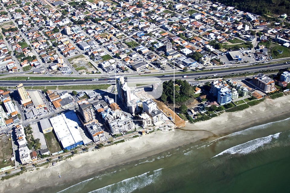 Paisagem urbana no Vale do Itajaí, Santa Catarina, com morros ao fundo
