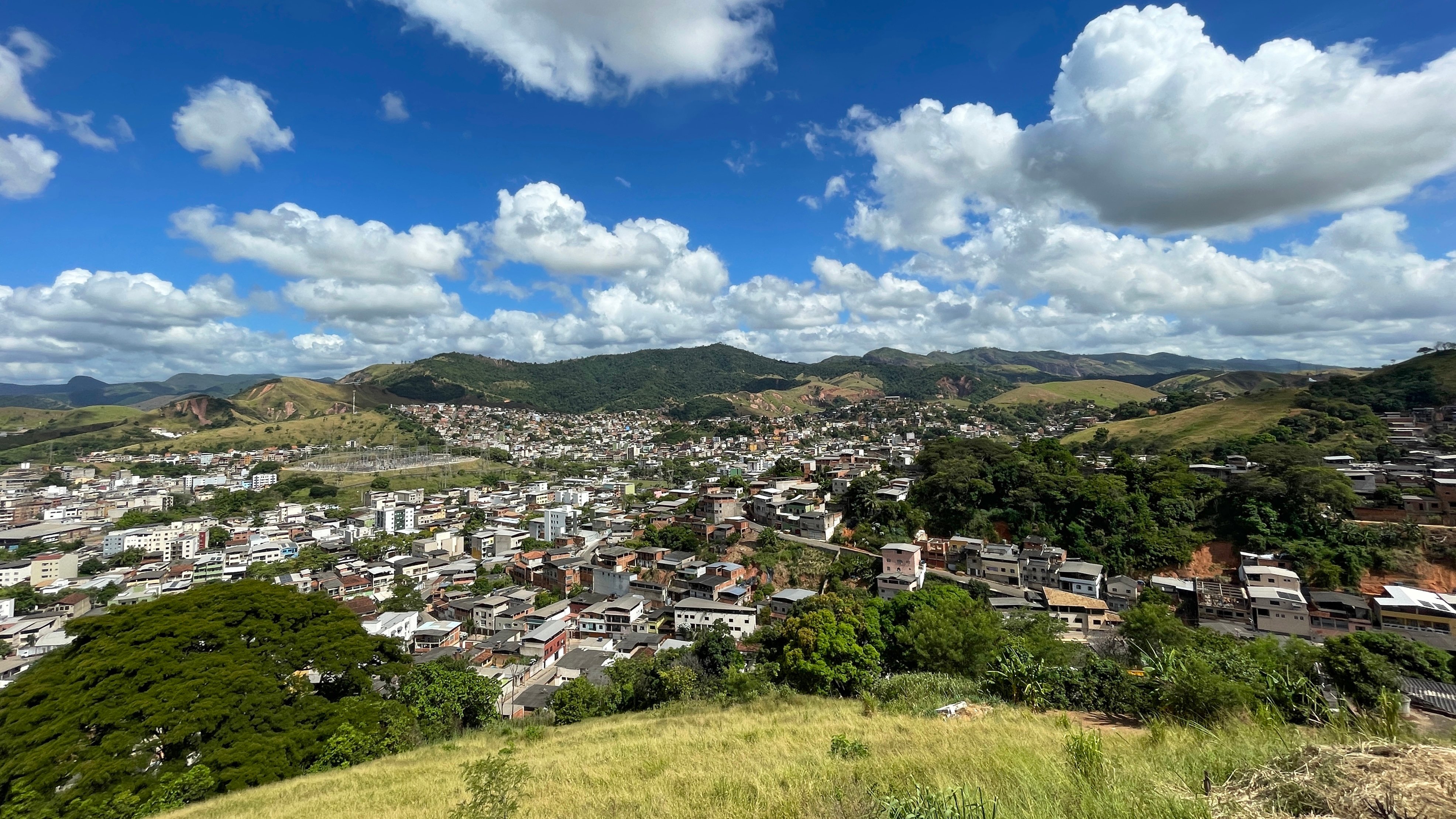 Vista panorâmica de Bom Jardim de Minas MG, com casario típico e céu azul