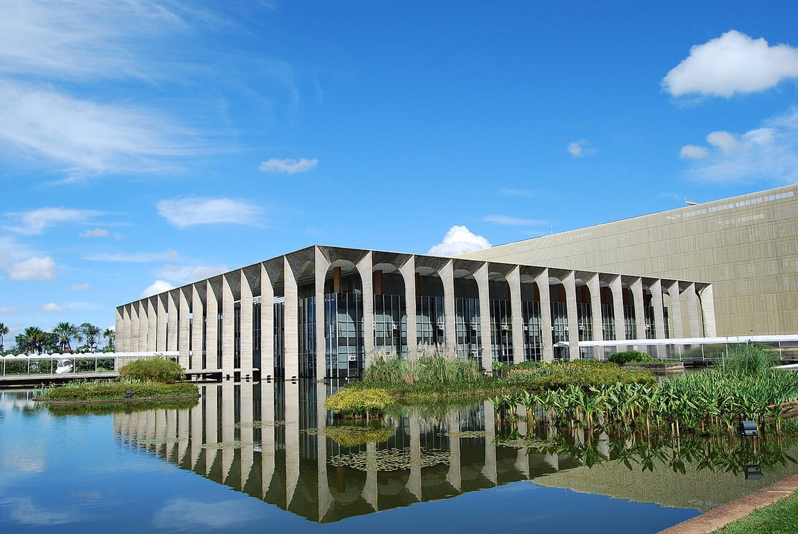 Fachada de um campus de Instituto Federal, com letreiro, jardins e céu azul