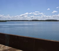 Reservatório da Usina Hidrelétrica Foz do Areia, referência regional de Reserva do Iguaçu PR (Crédito: Meu Mundo Turístico).
