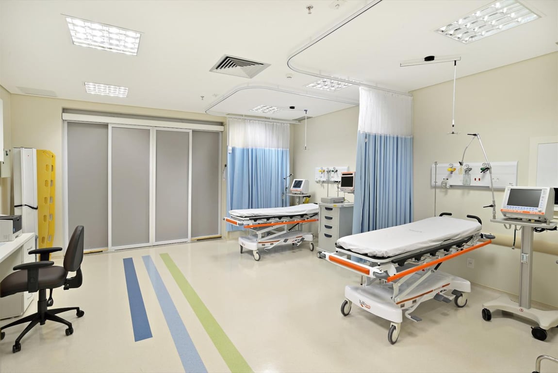 Ambiente administrativo de hospital, com mesa, documentos e equipamentos em espaço moderno e neutro