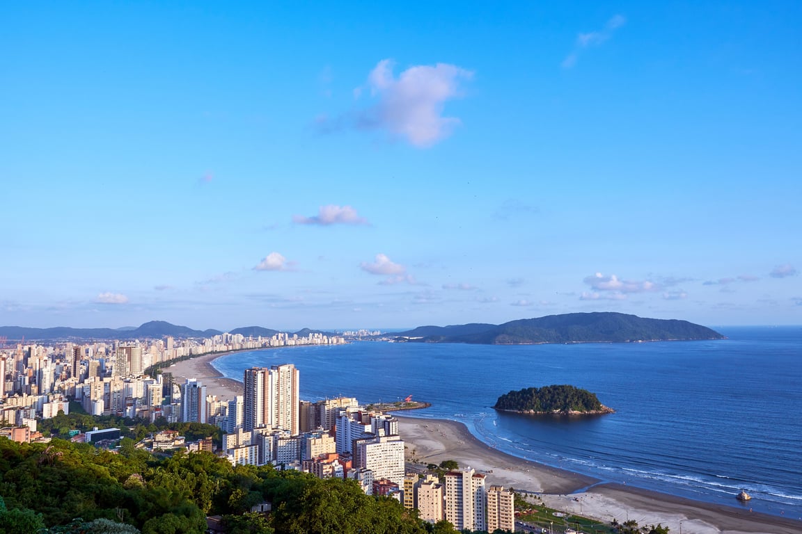 Orla de Santos, na Baixada Santista, com praia e prédios ao fundo