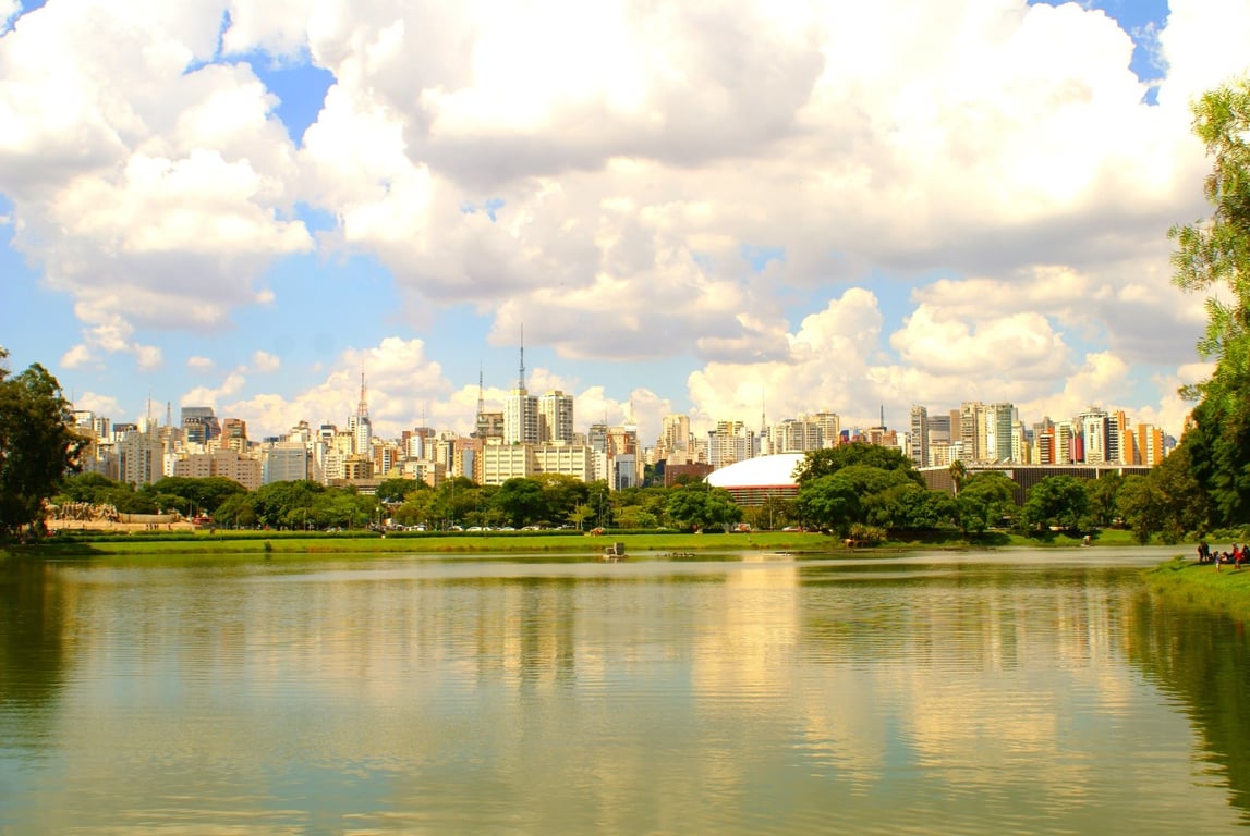 Paisagem urbana na Grande São Paulo ao entardecer
