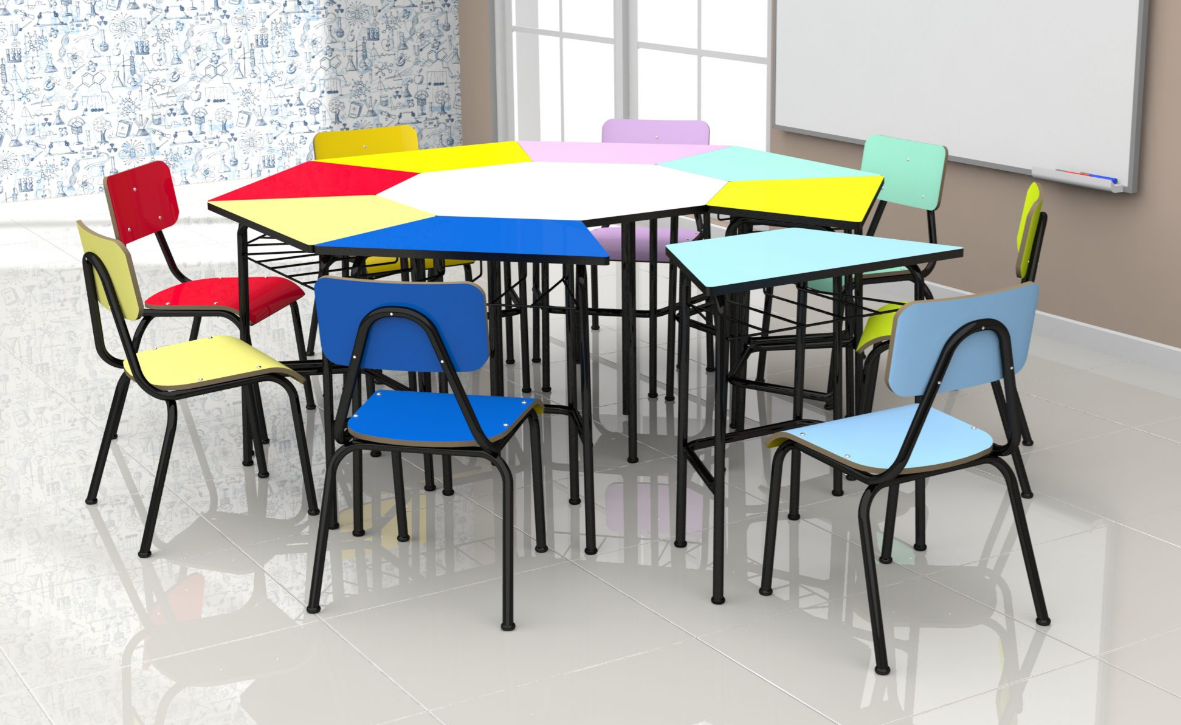 Ambiente de sala de aula da educação básica, com mesas coloridas e materiais pedagógicos