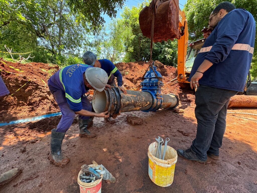 Operários realizam manutenção em rede de água e esgoto em área urbana