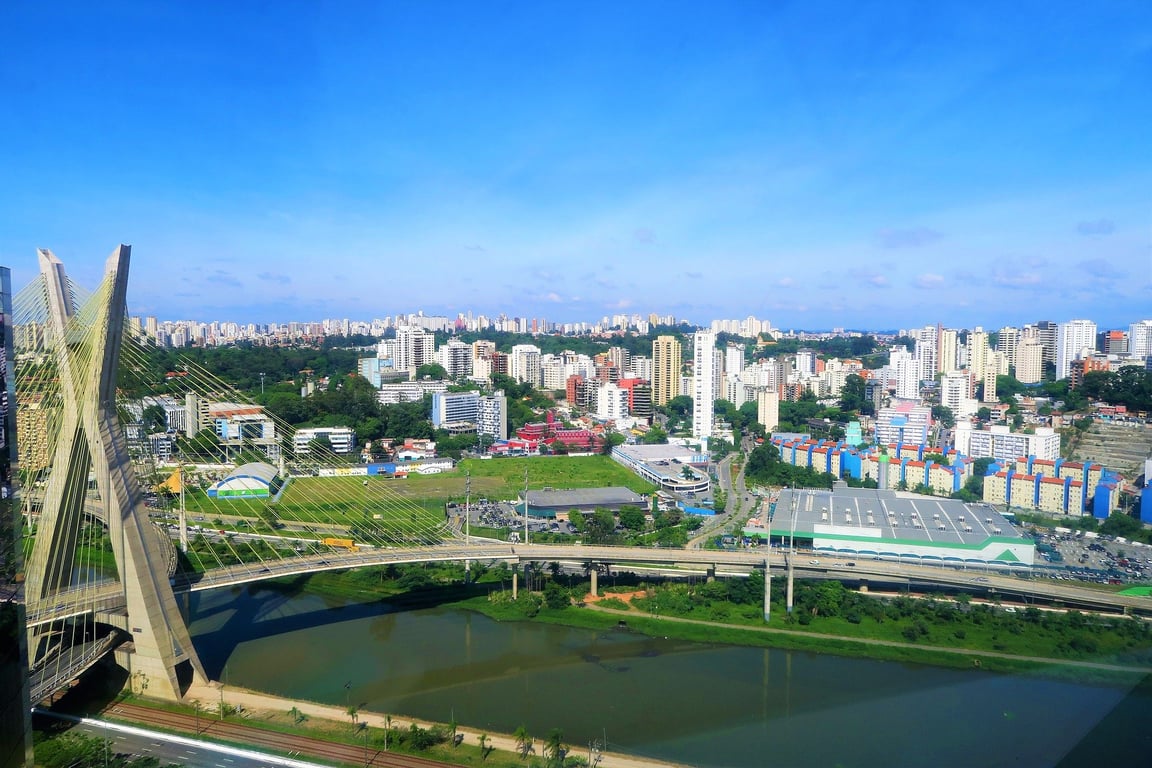 Vista urbana de cidade paulista com viaduto e prédios ao fundo