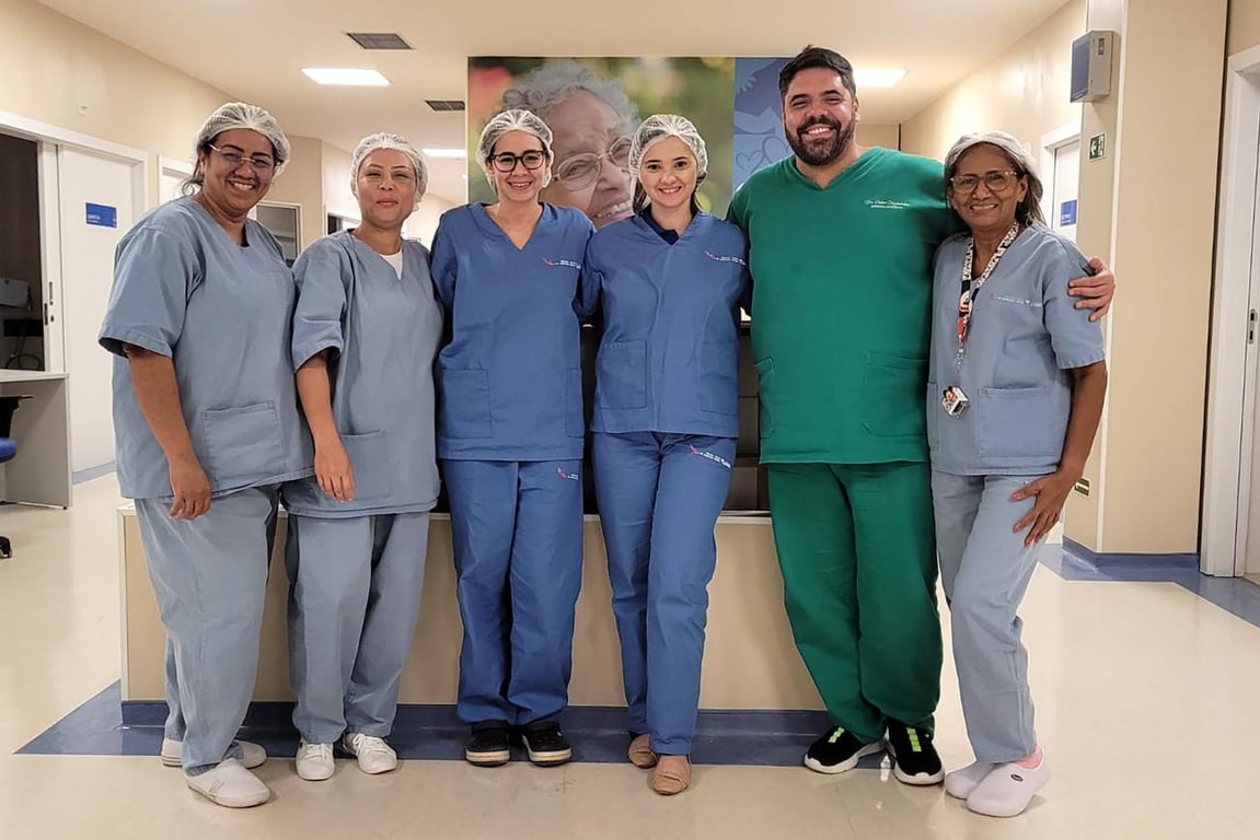 Equipe médica em ambiente hospitalar, referência em urgência e UTI