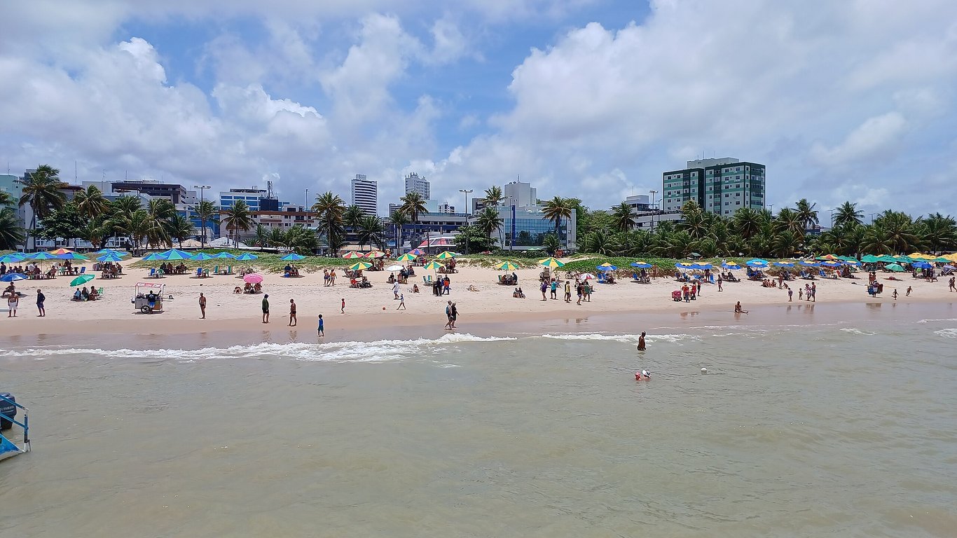 Orla de João Pessoa, com praia e prédios ao fundo