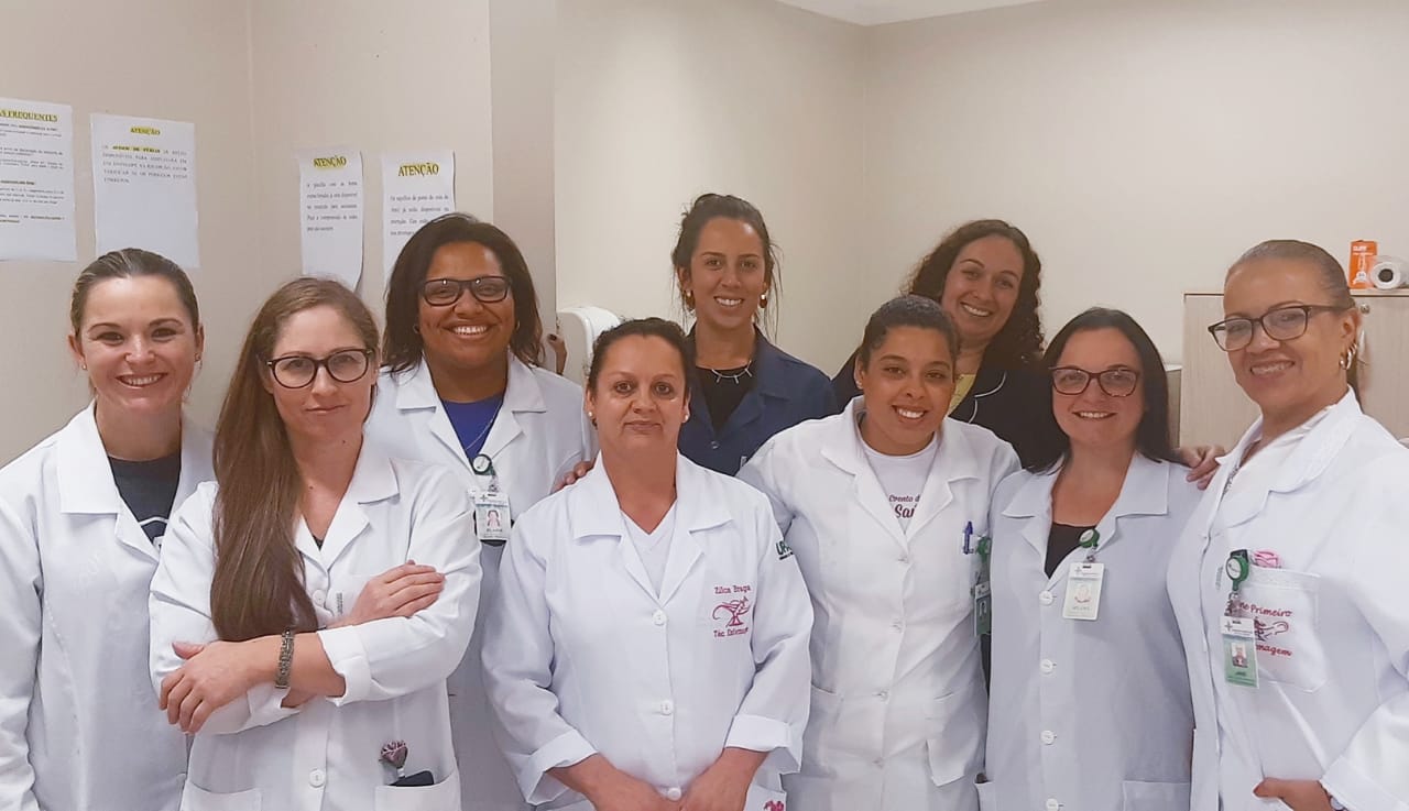 Equipe de profissionais de saúde em ambiente hospitalar