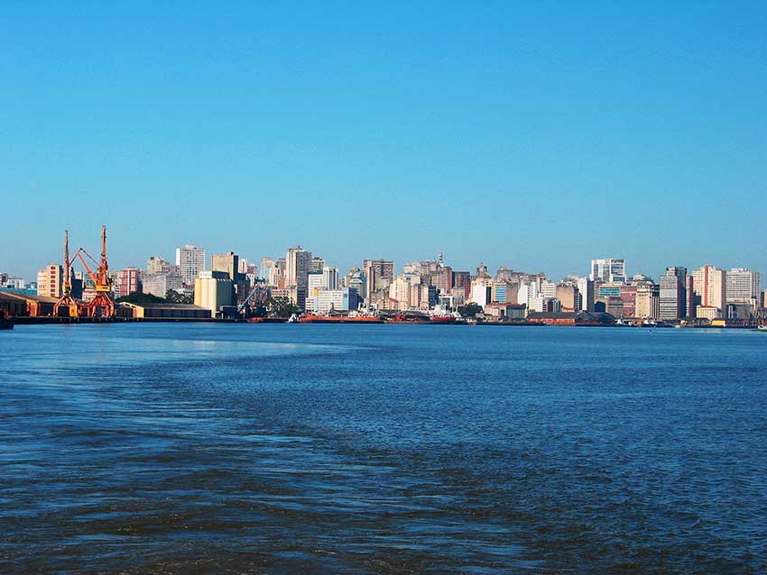 Skyline de Porto Alegre e o Guaíba vistos do alto, ao entardecer