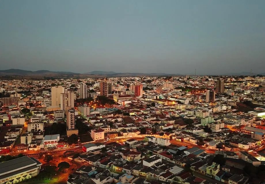 Panorama urbano de Bauru SP ao entardecer, com skyline iluminada
