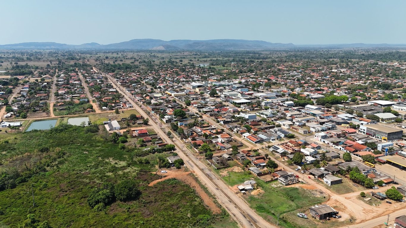 Vista aérea de Mirante da Serra RO, com área urbana e vegetação ao redor