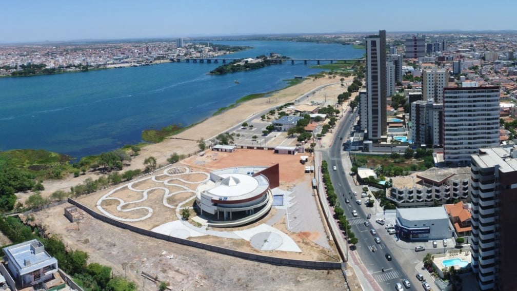 Vista aérea de Petrolina e Juazeiro com o Rio São Francisco ao centro