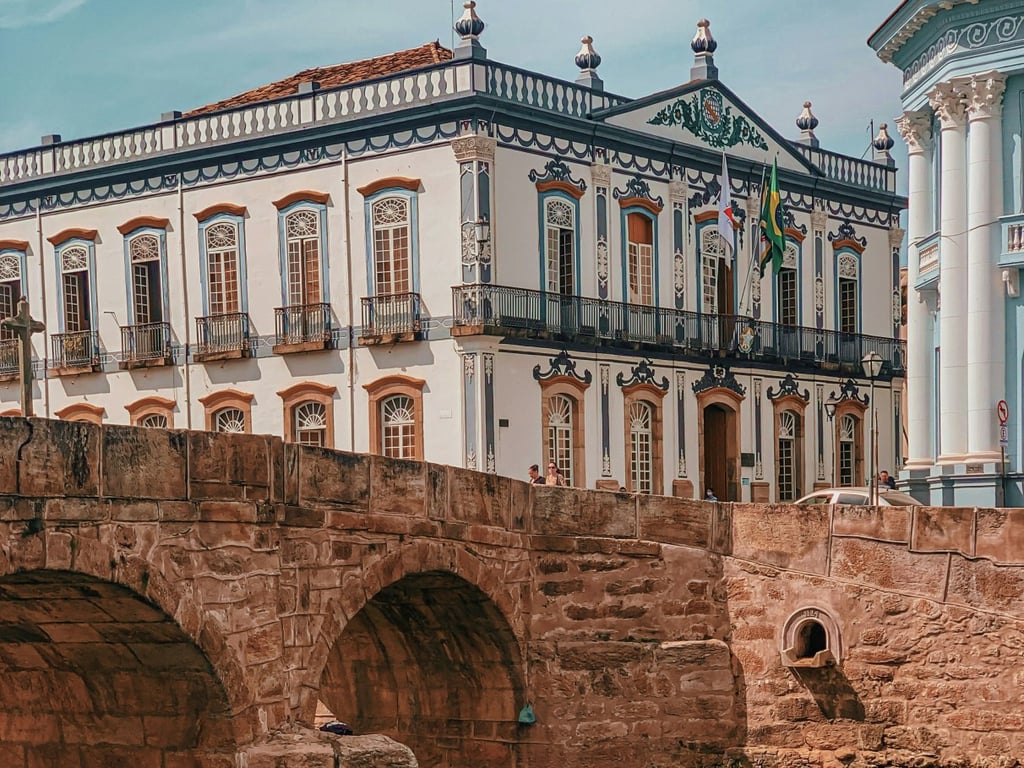 Construção histórica em cidade pequena de Minas Gerais — imagem ilustrativa de centro urbano interiorano
