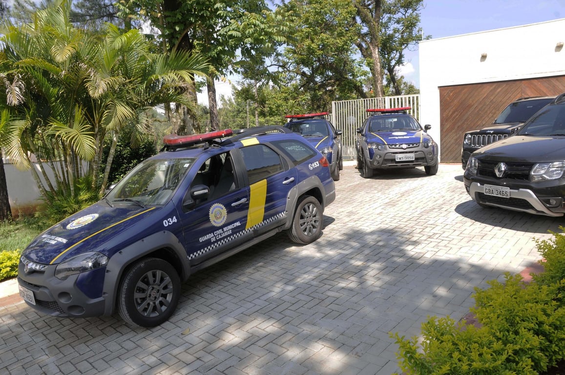 Viaturas da guarda municipal em via urbana; imagem ilustrativa