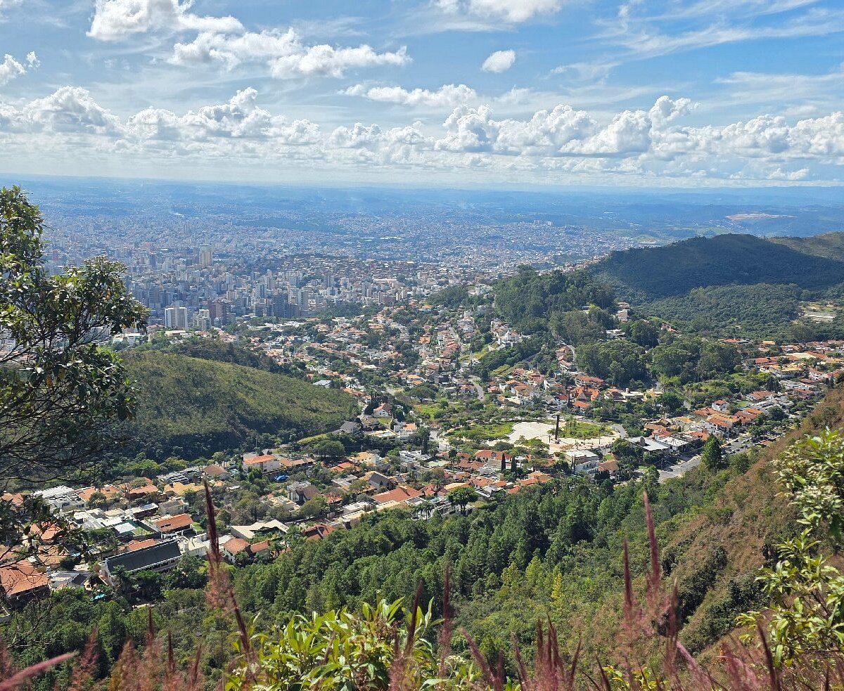 Belo Horizonte ao entardecer e Serra do Curral ao fundo