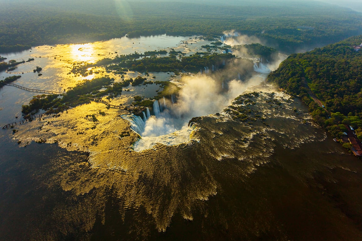 Região de Cruzeiro do Iguaçu às margens do Rio Iguaçu, pôr do sol