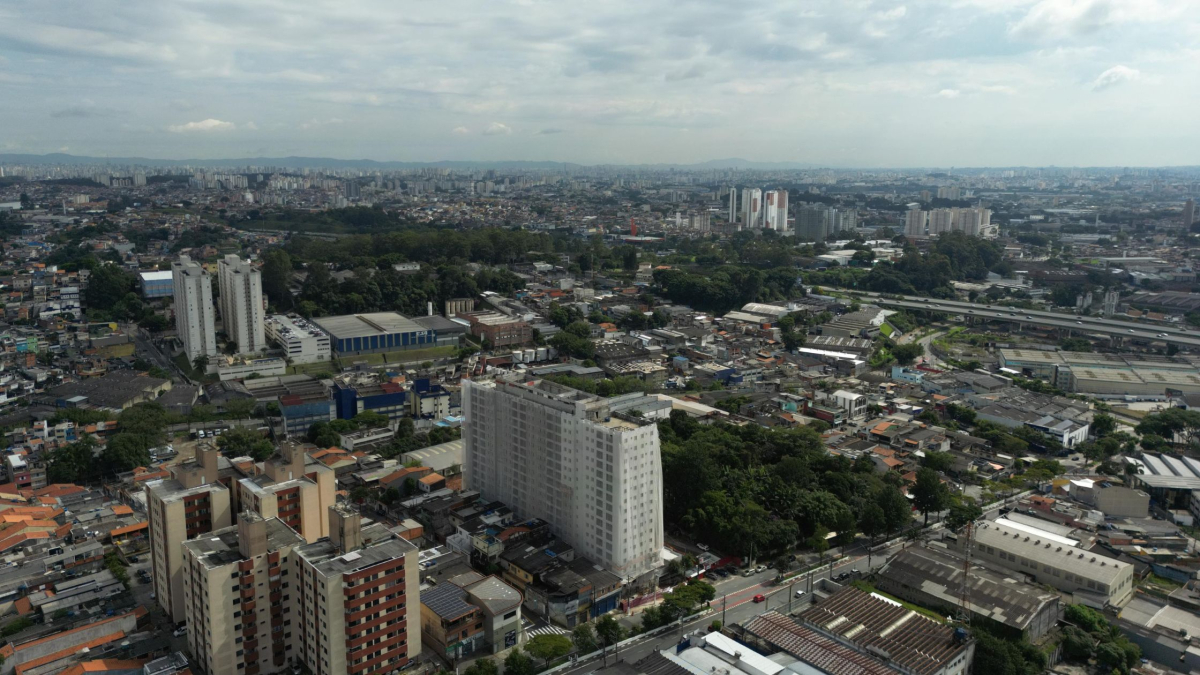 Vista urbana de Diadema SP ao entardecer, com prédios e vias.