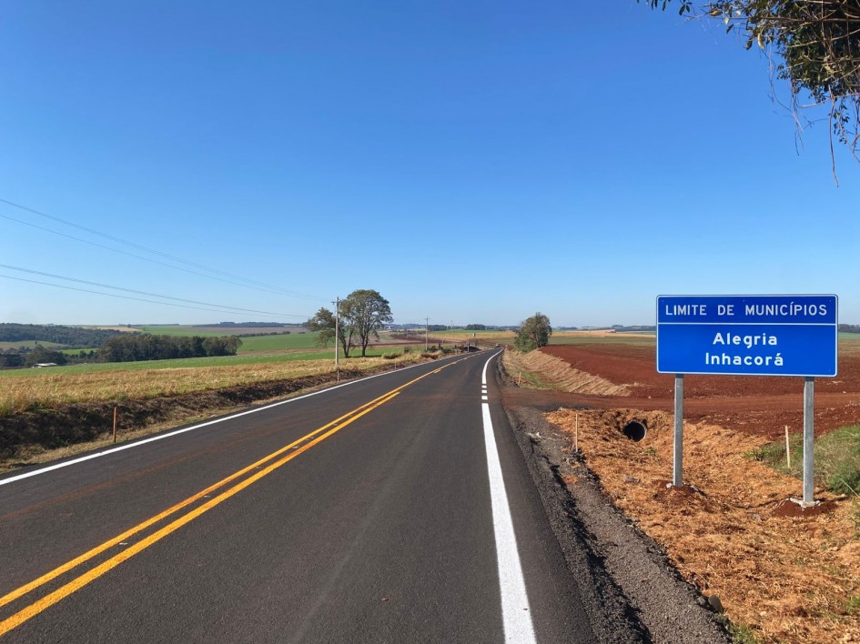 Estrada rural no interior do Rio Grande do Sul, representando o transporte escolar em áreas rurais