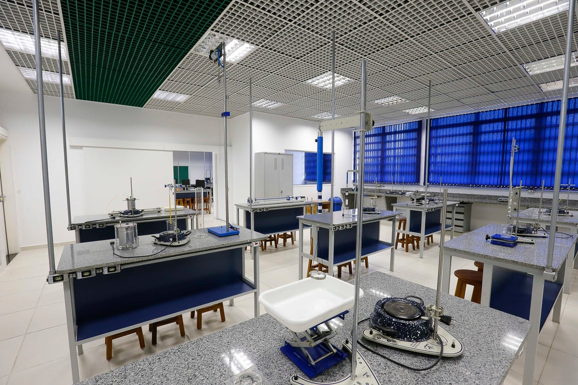 Ambiente de laboratório no Instituto de Física da USP, com bancadas e equipamentos