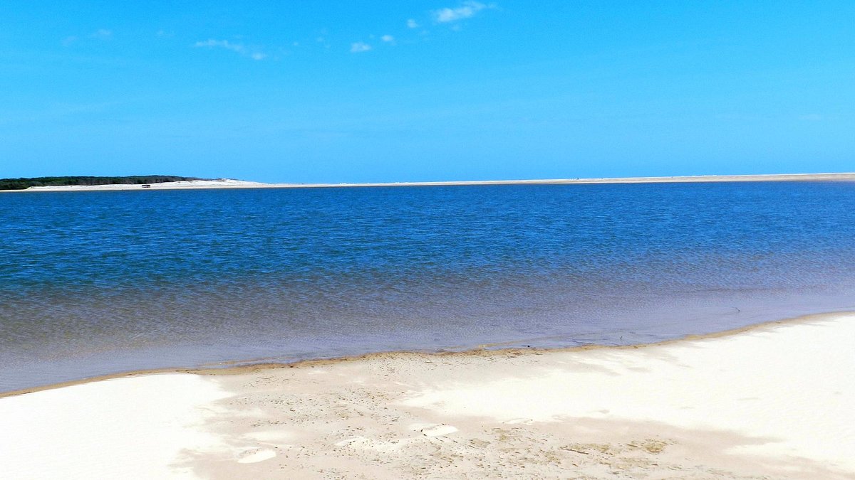 Delta do Parnaíba ao entardecer, com canais e bancos de areia ao fundo