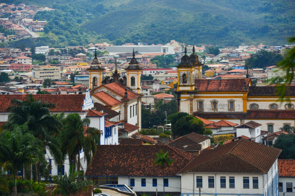 Centro urbano de Carbonita MG com montanhas ao fundo