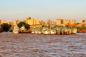 Skyline de Belém do Pará ao pôr do sol, às margens do rio Guamá