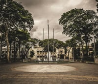 Vista urbana no Vale do Paraíba, com praça arborizada e composição horizontal