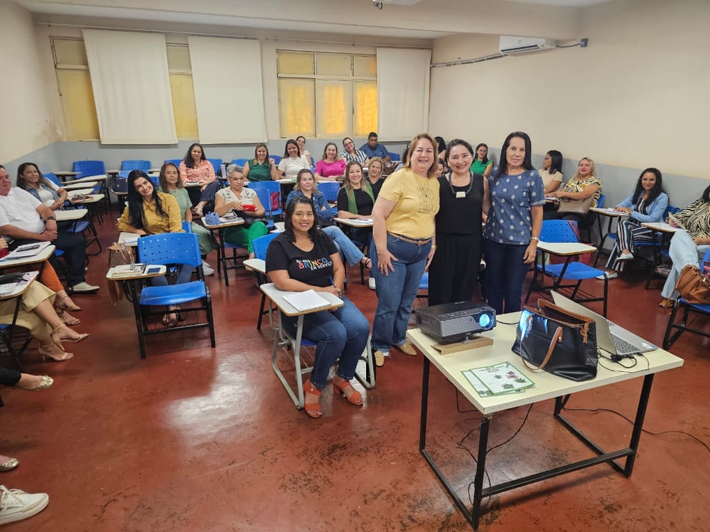 Sala de aula organizada do ensino fundamental, com carteiras e materiais pedagógicos