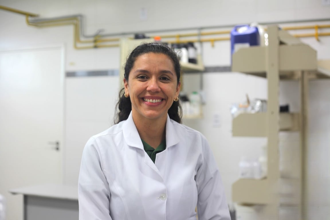 Laboratório educacional de farmácia com bancadas e vidrarias