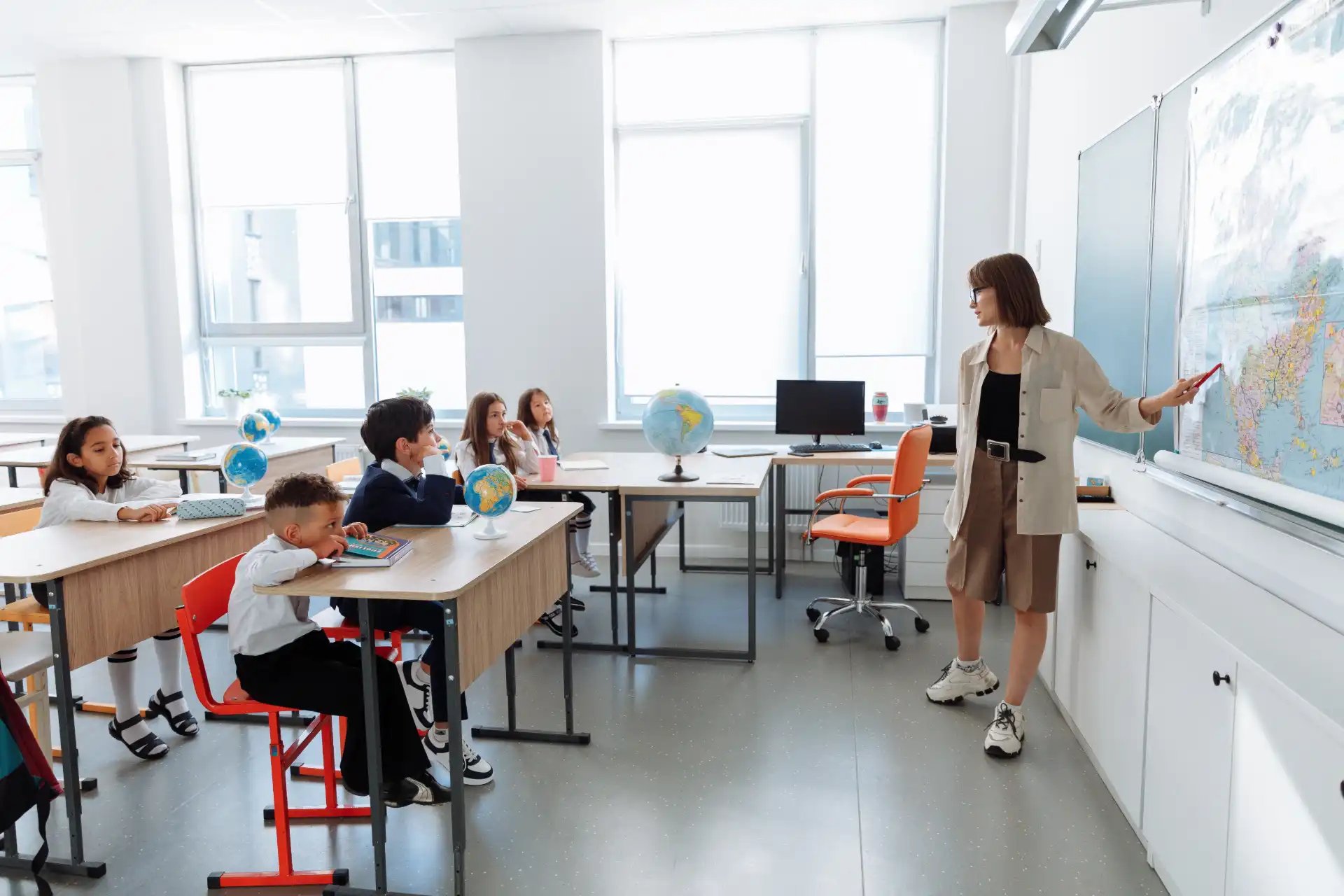 Ambiente acadêmico com professora e estudantes