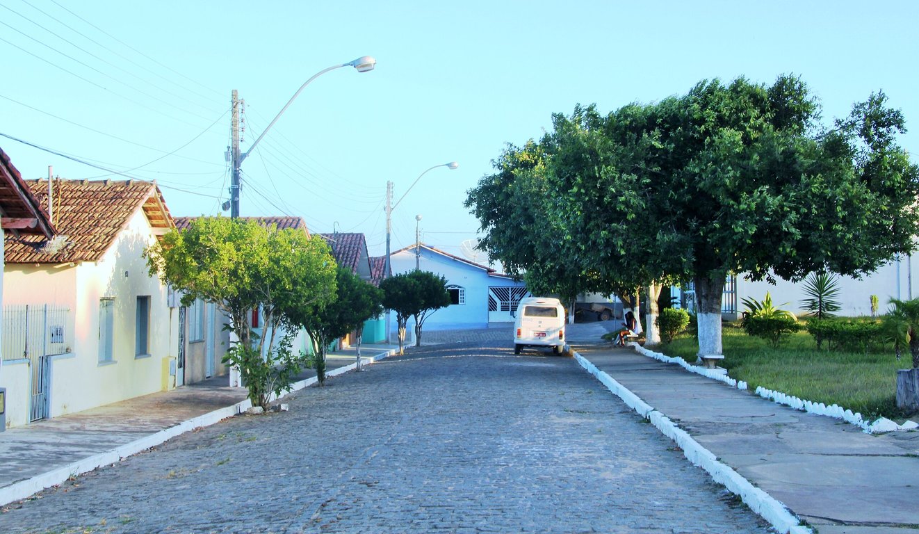 Paisagem do Extremo Sul da Bahia com área urbana e vegetação; referência à região de Lajedão (BA)