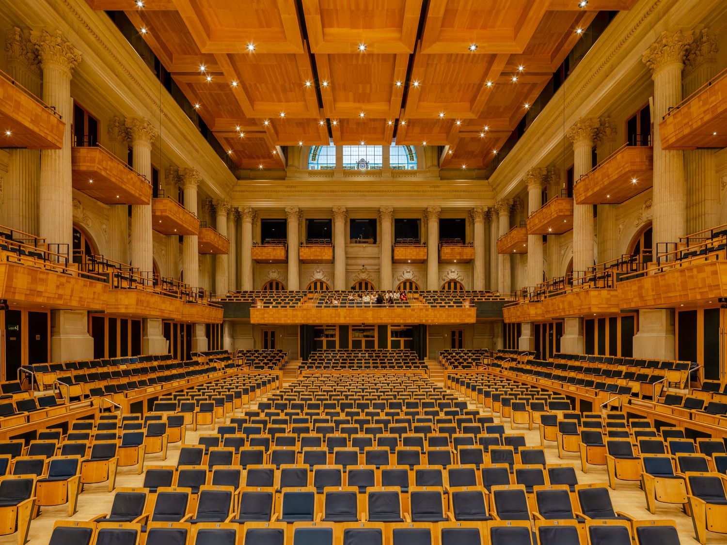 Interior de uma sala de concertos (imagem ilustrativa)