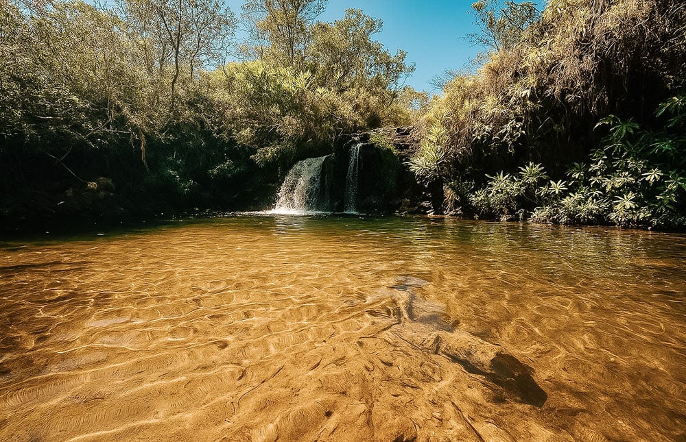 Cenário natural com curso d’água e vegetação nativa, comum em áreas de Cerrado e transição do Centro-Oeste.