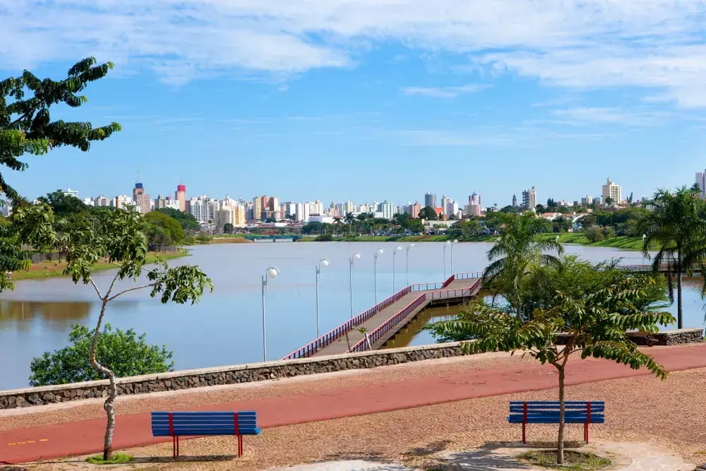 Cena urbana do interior paulista com ruas arborizadas e clima de estância turística
