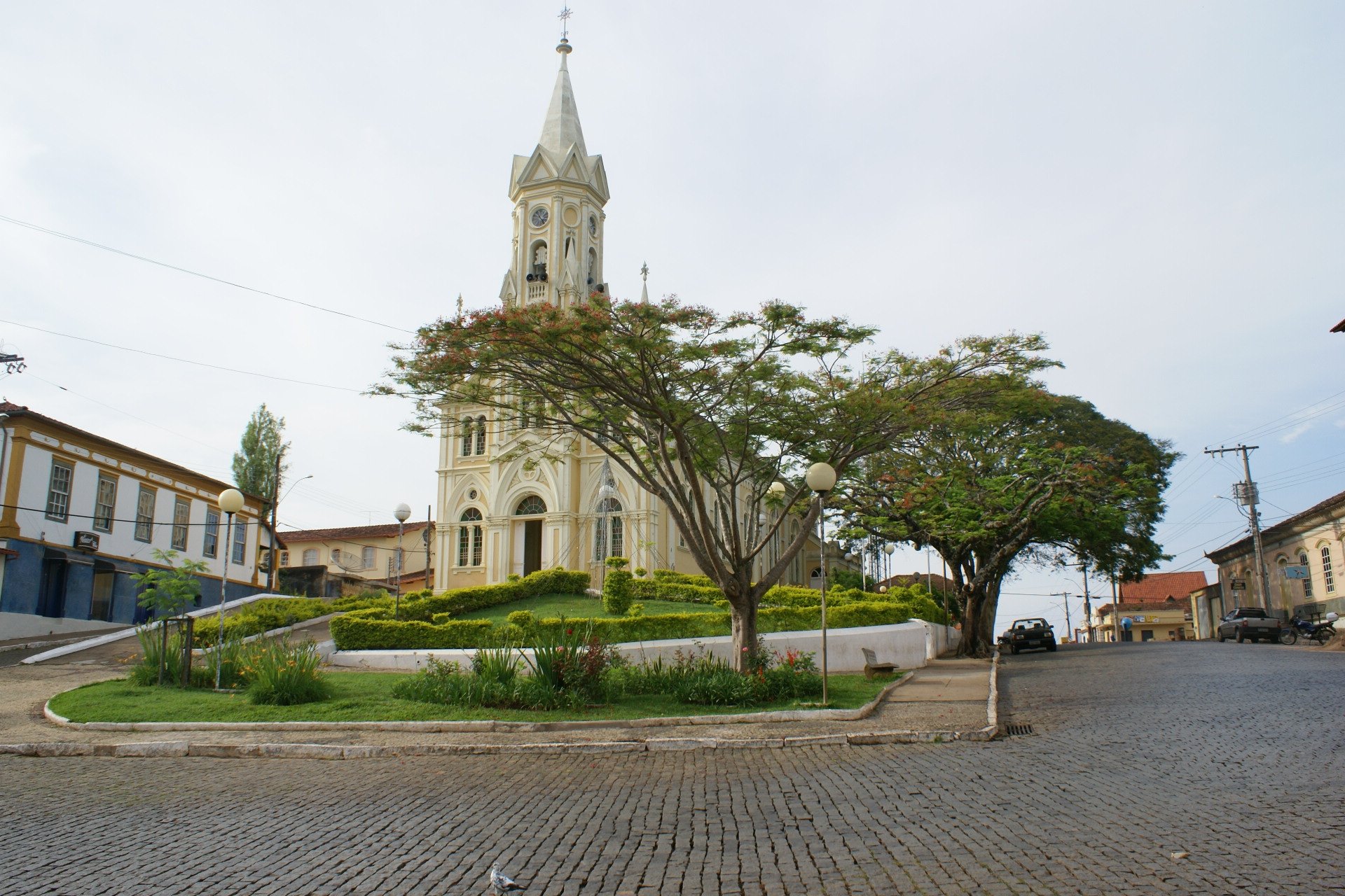 Praça e igreja em Entre Rios de Minas MG