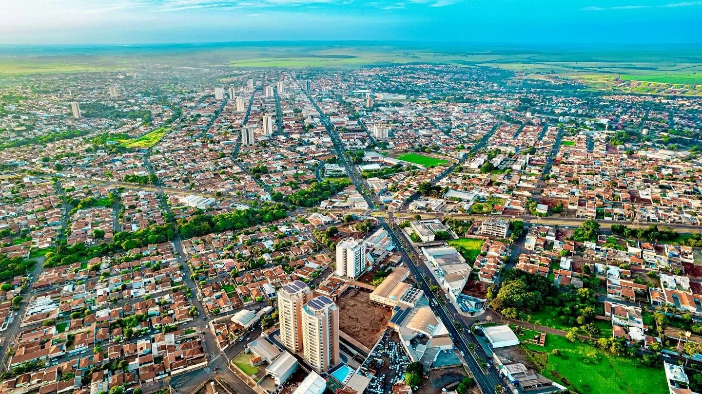 Vista urbana de cidade do interior paulista, com área central e quarteirões arborizados ao fundo