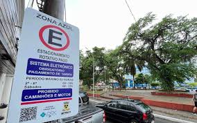Placa de Zona Azul e vaga demarcada em área urbana litorânea