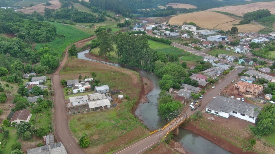 Vista aérea de cidade do interior do Rio Grande do Sul, com rio e ponte ao fundo