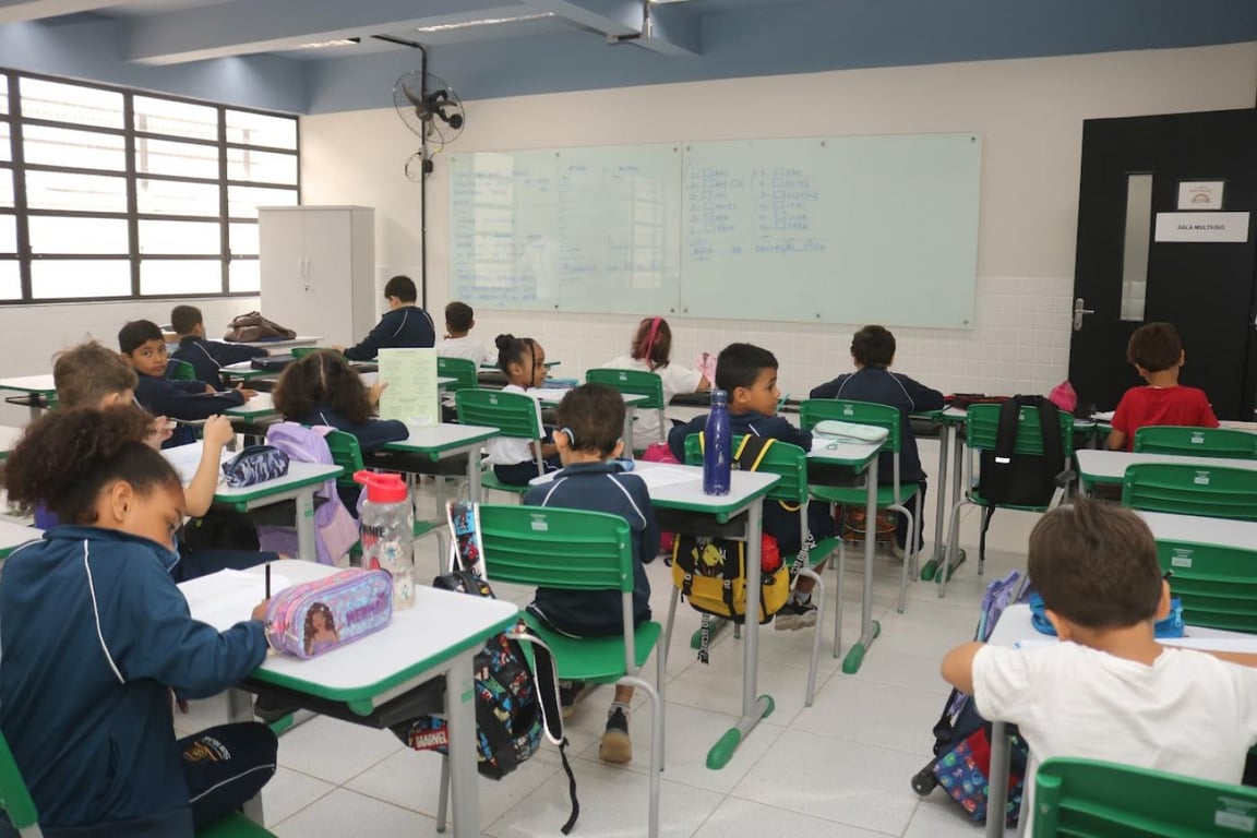 Sala de aula ilustrativa com atividades de Artes e Geografia