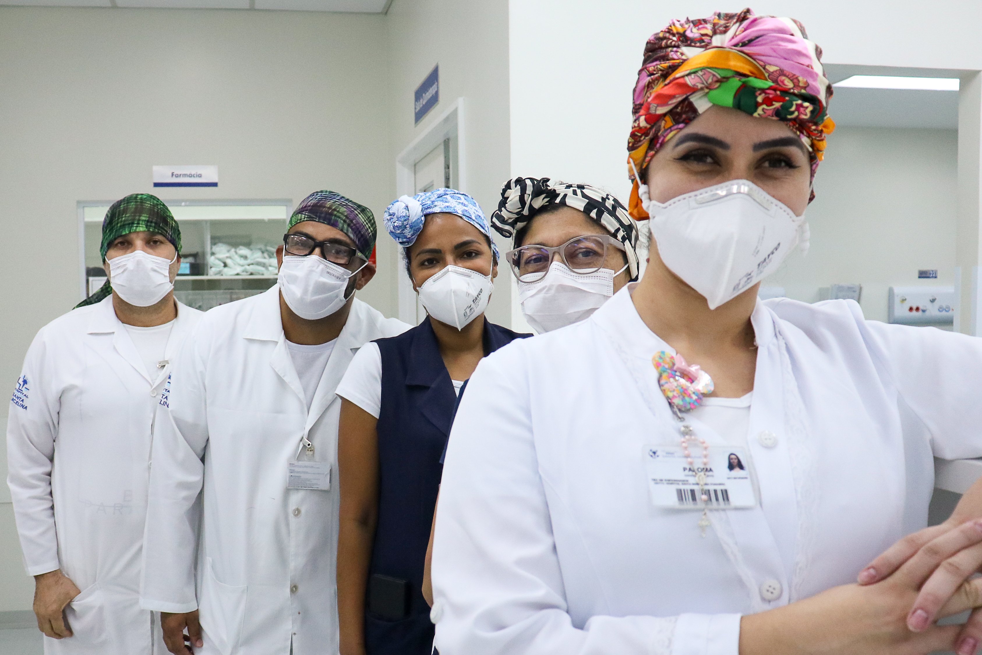 Profissionais de enfermagem em unidade de quimioterapia